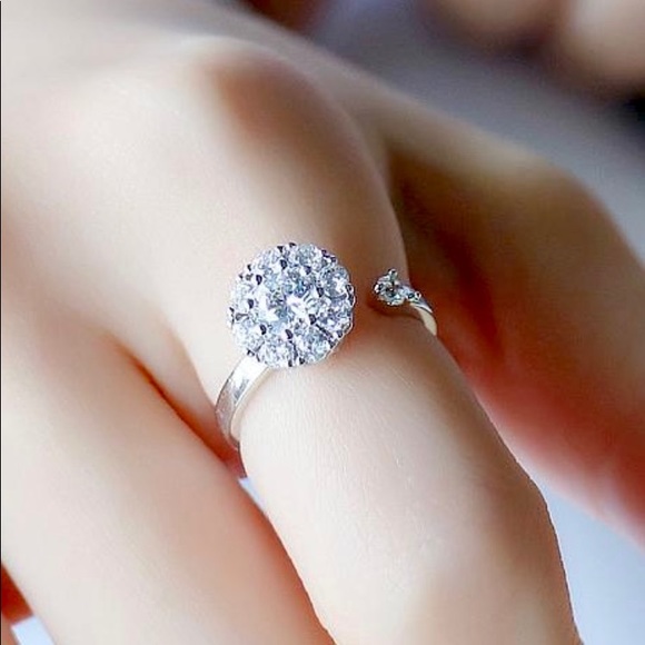 Jewelry - ❤️Seller’s Pick❤️ Round Shiny Rhinestones Ring